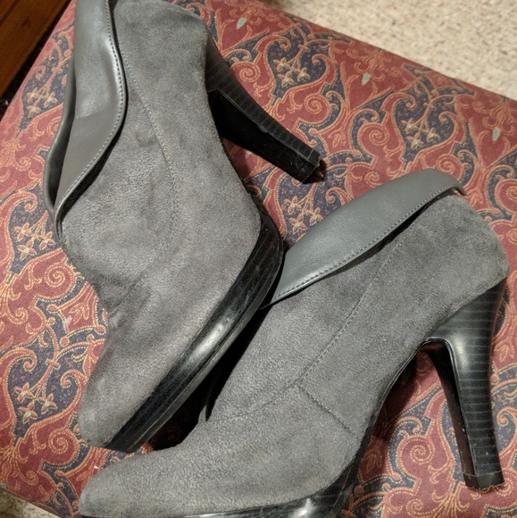 FIONI Booties - Picture 2 of 3